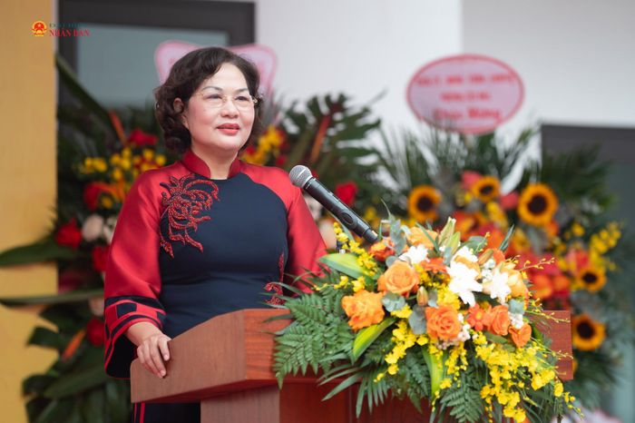 Phó Chủ tịch Quốc hội Nguyễn Thị Hồng phát biểu tại điểm Trường THCS Trung Hòa. Ảnh: Phạm Thắng