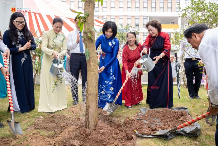 Phó Chủ tịch Quốc hội Nguyễn Thị Hồng trồng cây lưu niệm tại Trường Tiểu học Trung Hoà. Ảnh: Phạm Thắng