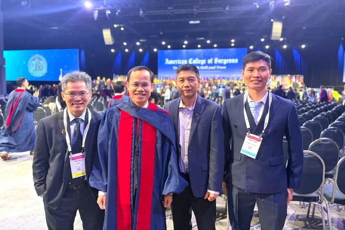 Bạn bè, đồng nghiệp chúc mừng bác sĩ Hồng sau lễ tuyên thệ Convocation 2026 tại Washington, D.C. Ảnh: NVCC