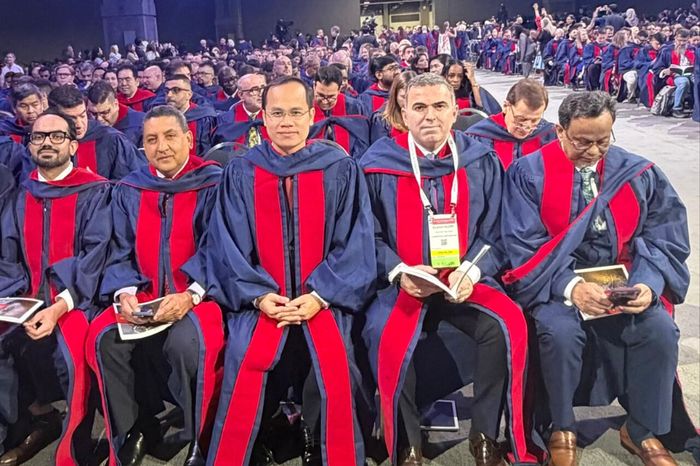 Bác sĩ Hoàng Văn Hồng tại lễ tuyên thệ ACS Convocation 2026. Ảnh: NVCC