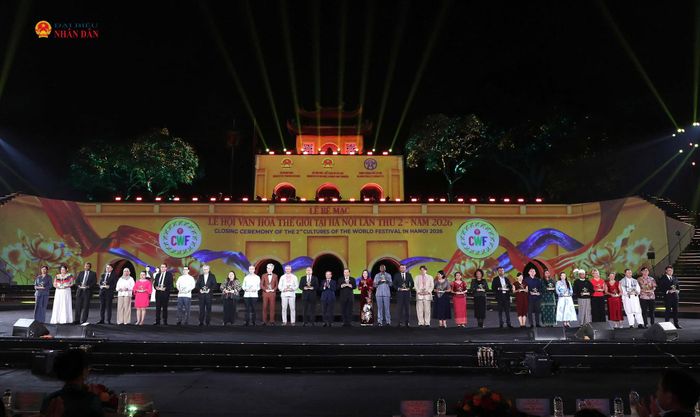 Phó Chủ tịch Quốc hội Nguyễn Thị Thanh và Phó Bí thư chuyên trách Đảng ủy Mặt trận Tổ quốc, các đoàn thể Trung ương Phạm Tất Thắng trao Kỷ niệm chương cho các đoàn quốc tế tham dự lễ hội