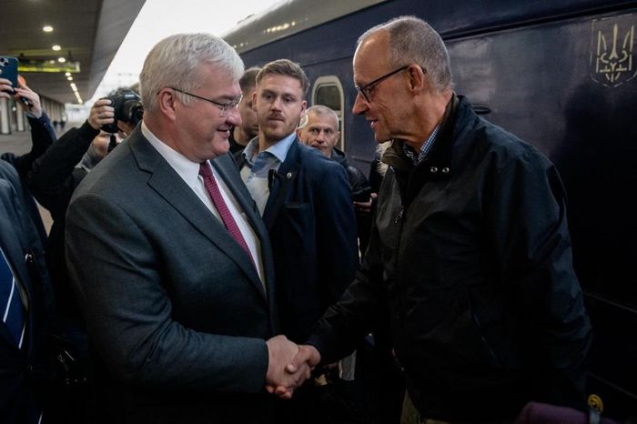 Ngoại trưởng Ukraine Andrii Sybiha (trái) bắt tay Thủ tướng Đức Friedrich Merz tại Kiev, Ukraine, ngày 4/10. Ảnh: X/andrii_sybiha