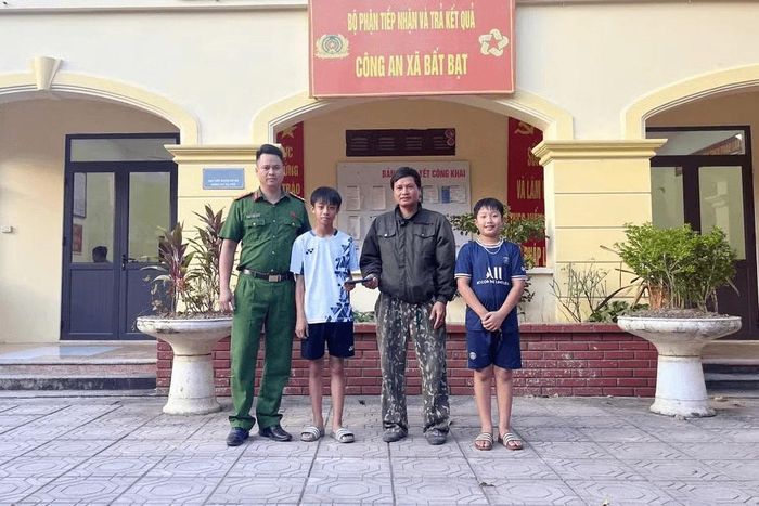 Chiếc điện thoại được trao trả nguyên vẹn cho anh Phạm Văn Quân tại trụ sở Công an xã Bất Bạt dưới sự chứng kiến của hai em Nhật Anh, Viết Huy.