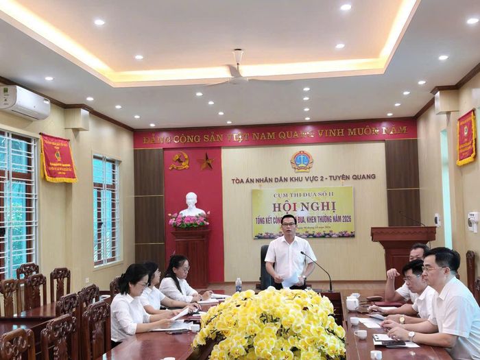 Đồng chí Lê Tuấn Tú - Phó Bí thư chi bộ, Phó Chánh án TAND khu vực 2 Tuyên Quang phát biểu tại Hội nghị