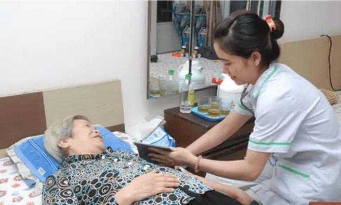 Các địa phương có thể tổ chức khám tại nhà áp dụng trực tiếp cho người cao tuổi, người bệnh nặng, người nằm một chỗ hoặc không thể tự di chuyển. (Ảnh minh họa)