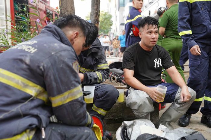 Cán bộ, chiến sĩ Cảnh sát PCCC và CNCH Hà Nội sau khi dập tắt đám cháy nhà dân trên phố Trần Vỹ.