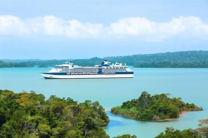 Với Kênh đào Panama, Panama có vị trí đặc biệt trong mạng lưới thương mại toàn cầu. Trong ảnh, một tàu du lịch của hãng Celebrity Cruises đang đi qua Kênh đào Panama. Ảnh: Getty.