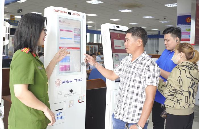 Cán bộ Công an hướng dẫn người dân tra cứu thủ tục hành chính qua hệ thống AI Kiosk được bố trí tại Trung tâm hành chính công tỉnh.