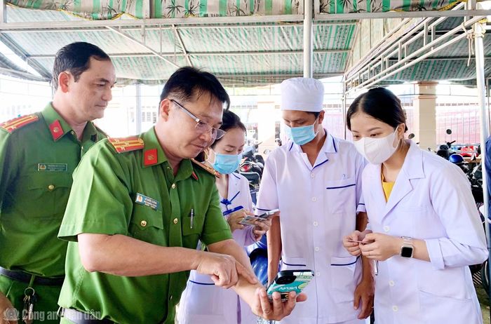 Bệnh viện Quân Dân y Bạc Liêu (Cà Mau) được Công an tỉnh hướng dẫn tiếp nhận hồ sơ đăng ký khám chữa bệnh qua tài khoản định danh điện tử.
