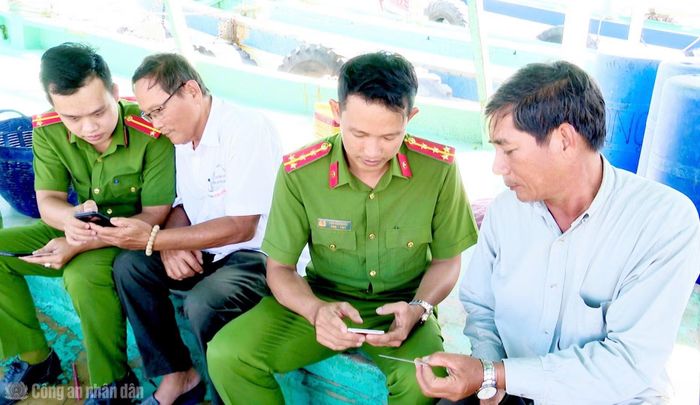 Công an cơ sở ở Cà Mau đi “đi từng bến, đến từng ghe” để hướng dẫn ngư dân đăng ký tài khoản định danh điện tử, cài đặt ứng dụng VNeID.