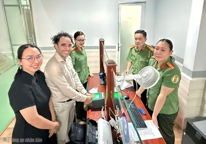 Người nước ngoài đang sinh sống, làm việc tại địa phương được Công an Cà Mau đăng ký kích hoạt tài khoản định danh điện tử.
