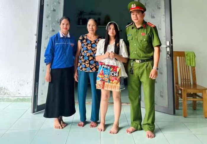 Cán bộ Công an xã Lãnh Ngọc thăm, tặng quà học sinh nghèo hiếu học trên địa bàn.