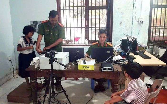 Công an xã Lãnh Ngọc thu nhận hồ sơ cấp căn cước cho học sinh từ 6 đến dưới 14 tuổi.
