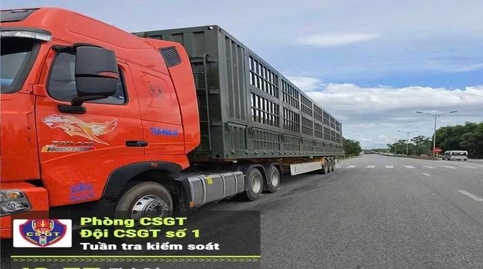 Theo quy định mới (có hiệu lực từ ngày 15/8/2026), hành vi chở thiết bị vượt quá chiều dài bị xử lý nghiêm với mức phạt cao hơn trước đây.