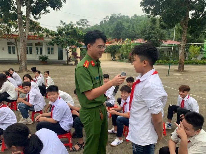 Đoàn thanh niên Công an xã tích cực tuyên truyền, phổ biến pháp luật trong các trường học trên địa bàn.