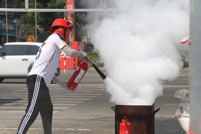 Các đội tham gia phần thi thực hành tranh tài sôi nổi trong các thao tác kỹ thuật chữa cháy và cứu nạn.