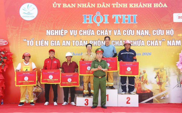Đại tá Lê Quang Đồng, Phó Giám đốc Công an tỉnh Khánh Hòa, Phó trưởng Ban Tổ chức hội thi trao giải phần thi lý thuyết