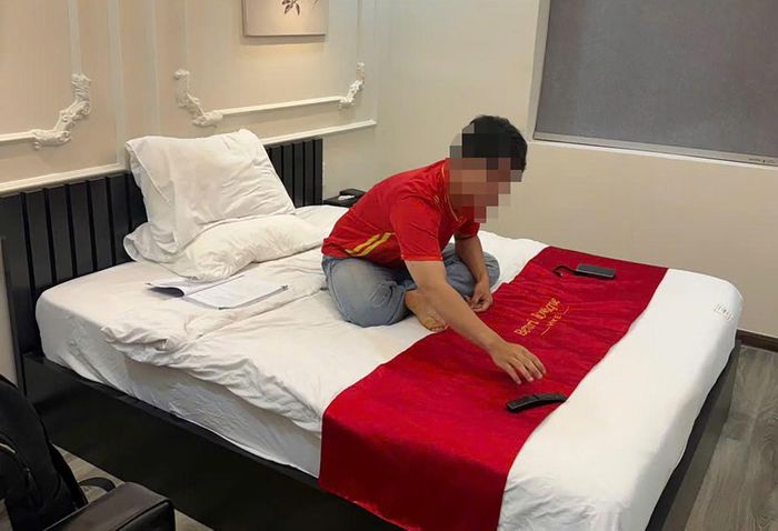 Nam sinh viên làm theo yêu cầu, tự nhốt mình trong khách sạn.