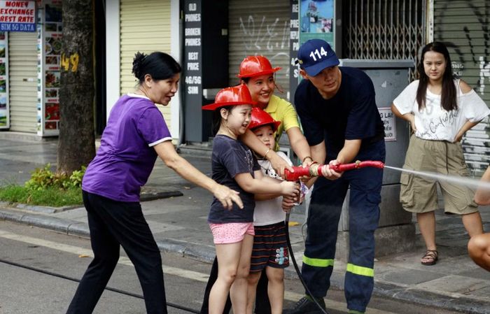 Nhiều phụ huynh, học sinh hào hứng tham gia các tình huống thực hành chữa cháy và CNCH.
