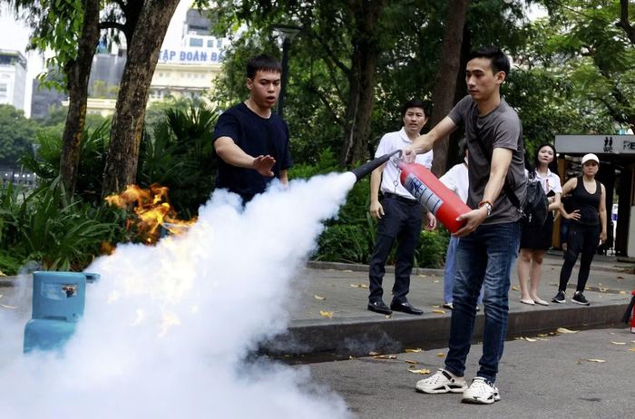 Người dân thực hành kỹ năng sử dụng bình chữa cháy để dập tắt đám cháy do rò rỉ khí gas.