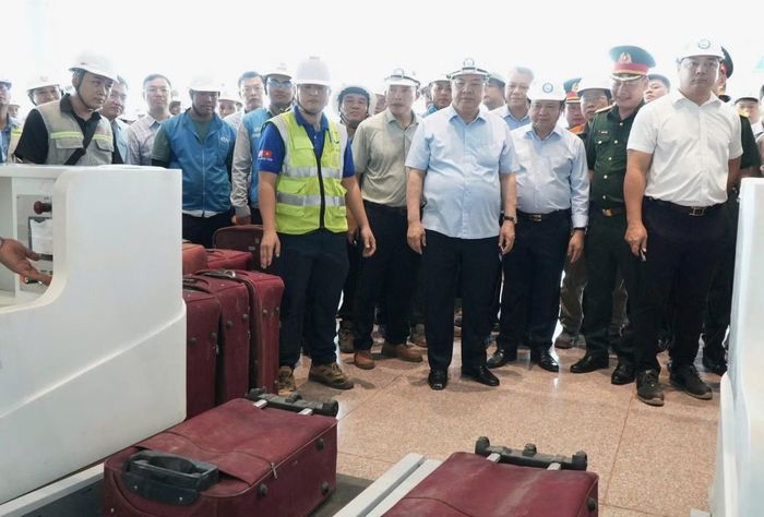 Phó Thủ tướng Thường trực Chính phủ cùng đoàn công tác kiểm tra khu vực check-in cho hành khách.