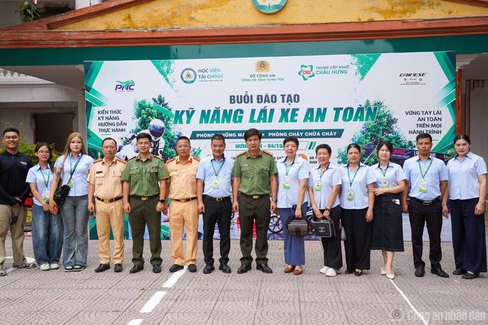 Các đơn vị tham gia buổi đào tạo kỹ năng lái xe an toàn cho sinh viên Học viên Tài Chính.