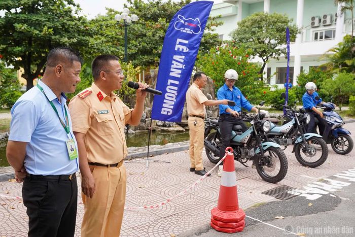 Cán bộ CSGT và giáo viên Trường Trung cấp nghề Châu Hưng hướng dẫn các em sinh viên thực hành.