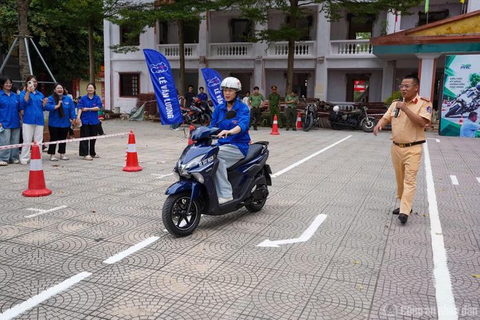 Từng thao tác nhỏ khi điều khiển xe máy đều được cán bộ CSGT hướng dẫn cẩn thận.
