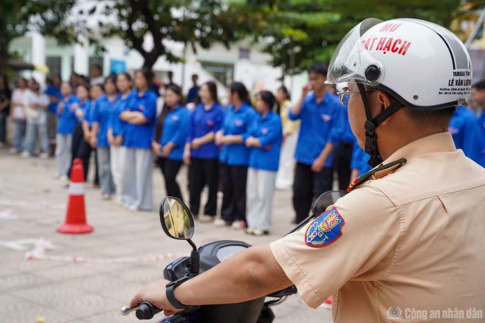 Các em sinh viên tại phần thực hành kỹ năng lái xe an toàn.