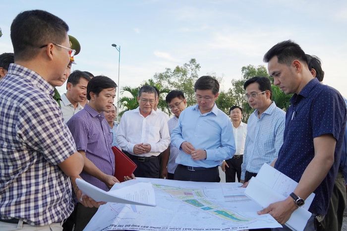 Đồng chí Bùi Hoàng Phương, Chủ tịch UBND tỉnh Quảng Trị cùng lãnh đạo các ban, ngành kiểm tra thực địa các dự án chậm tiến độ trên địa bàn.