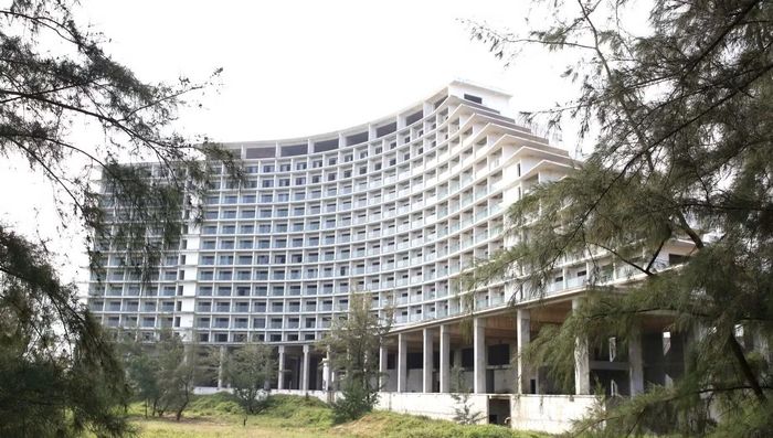 Dự án khách sạn 5 sao Pullman do Công ty cổ phần Du lịch Hà Nội - Quảng Bình xây dựng cũng dậm chân tại chỗ nhiều năm qua.