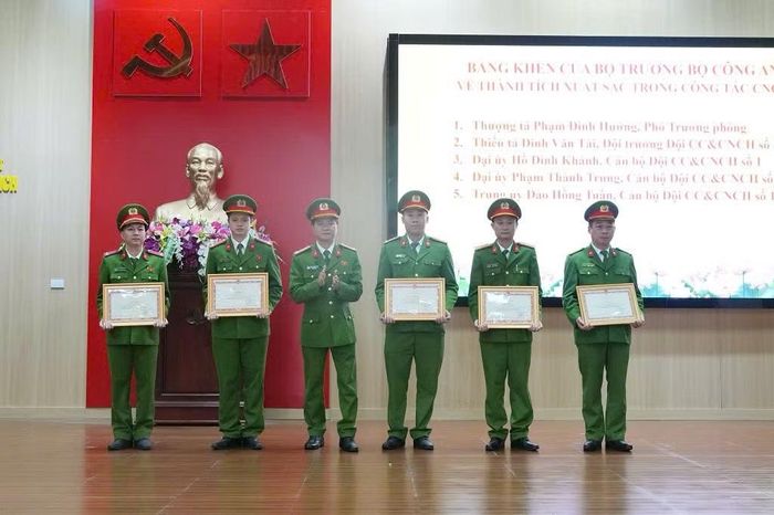 Đại uý Hồ Đình Khánh (thứ 3 từ bên phải sang) vinh dự được Bộ trưởng Bộ Công an tặng Bằng khen vì thành tích xuất sắc trong công tác.