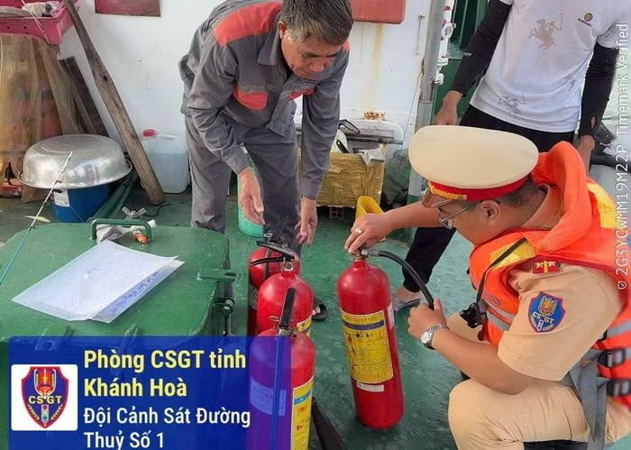 Kiểm tra thiết bị an toàn phòng cháy chữa cháy trên các tàu du lịch.