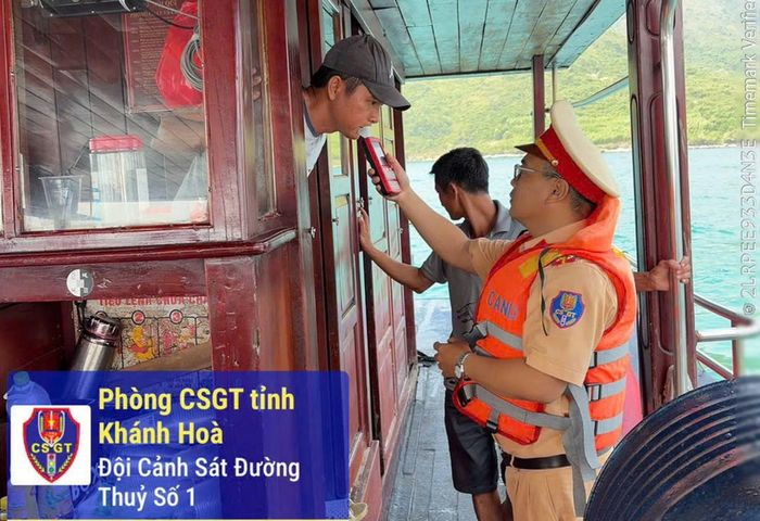 Công tác kiểm tra thuyền trưởng tàu du lịch luôn được CSGT đường thủy Khánh Hòa siết chặt.