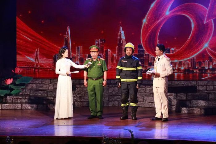 Cuộc chuyển giao tinh thần "Vì nhân dân phục vụ" giữa 2 thế hệ.