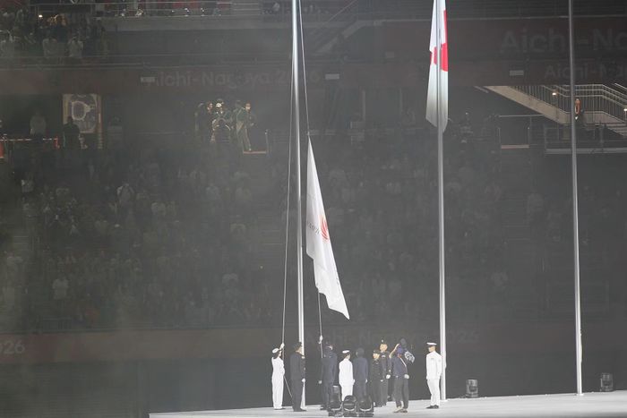 Lá cờ của Hội đồng Olympic châu Á (OCA) được treo lên tại sân vận động trong lễ khai mạc đã được hạ xuống để chuẩn bị cho lễ bàn giao cờ cho Qatar, nước chủ nhà của ASIAD 21 năm 2030. Ảnh: Tam Ninh.