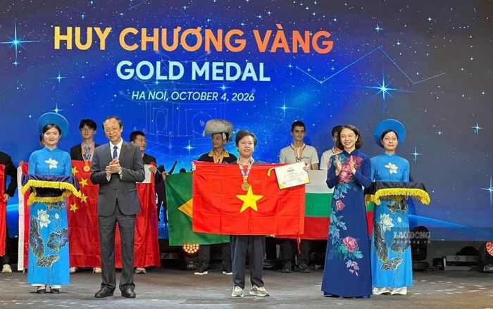 Ban tổ chức trao tặng Huy chương Vàng cho học sinh Việt Nam.
