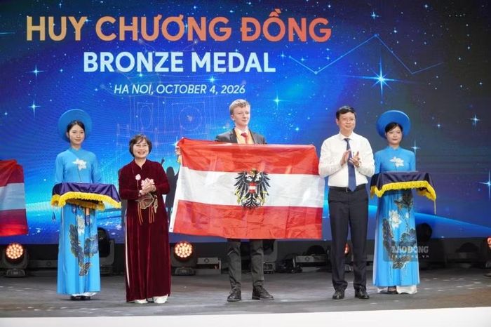 Ban tổ chức trao huy chương cho học sinh quốc tế.