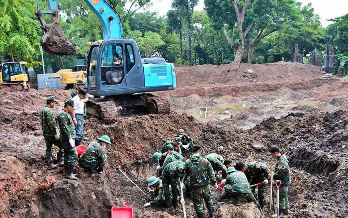 Lực lượng làm nhiệm vụ xử lí khối lượng lớn đất, mở rộng phạm vi tiềm kiếm hài cốt liệt sĩ.