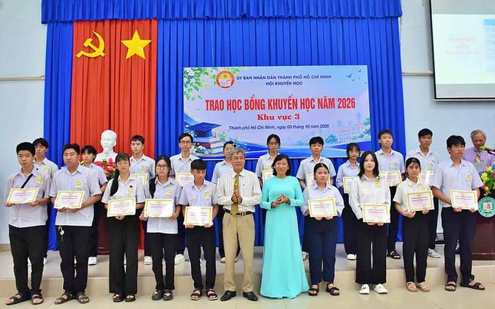 Đại diện Hội Khuyến học Thành phố Hồ Chí Minh trao học bổng cho các em học sinh.
