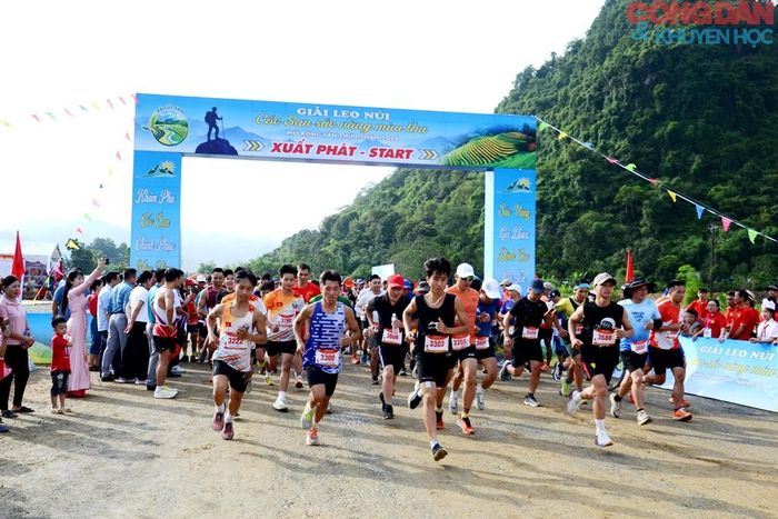 Các vận động viên nam xuất phát tranh tài. Ảnh: Quốc Hồng