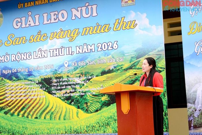 Lãnh đạo xã Cốc San khai mạc giải leo núi Cốc San sắc vàng mùa thu. Ảnh: Quốc Hồng