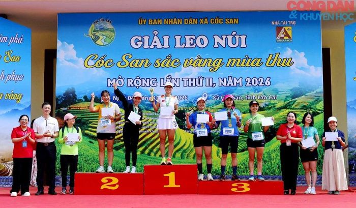 Trao giải cho các vận động viên nữ đạt thành tích cao. Ảnh; Quốc Hồng