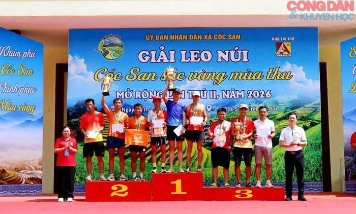 Trao giải cho các vận động viên nam đạt thành tích cao. Ảnh; Quốc Hồng