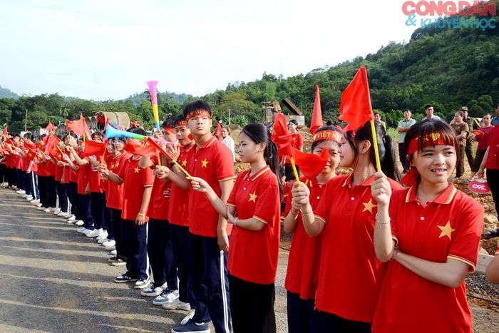 Các em học sinh cổ vũ các vận động viên thi đấu. Ảnh: Quốc Hồng