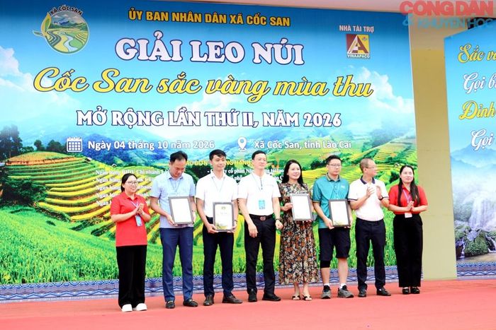 Lãnh đạo xã Cốc San ghi nhận sự đồng hành của các nhà tài trợ giải. Ảnh: Quốc Hồng 