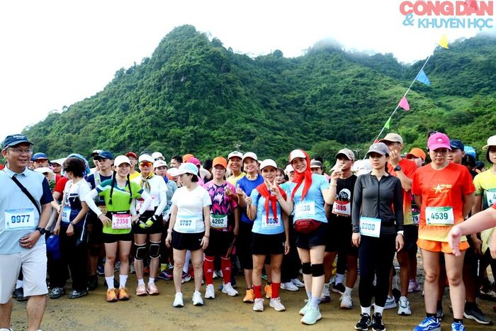 Gần 700 vận động viên thi leo núi trên thảm vàng mùa thu Cốc San. Ảnh: Quốc Hồng