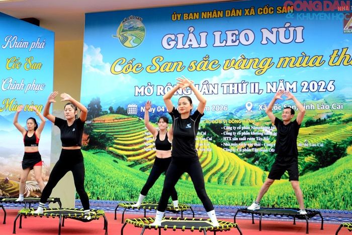 Văn nghệ chào mừng các vận động viên trước khi xuất phát. Ảnh; Quốc Hồng