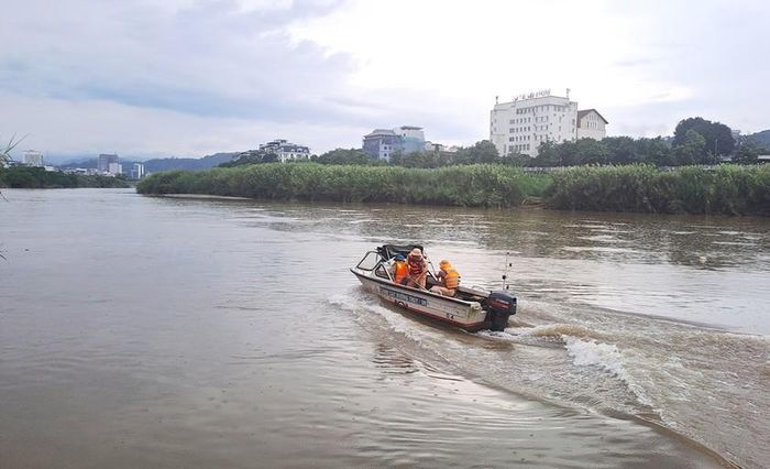 Cảnh sát giao thông dùng cano tìm kiếm nạn nhân dọc 2 bờ sông Hồng, nơi xảy ra vụ chìm thuyền. Ảnh: Quốc Hồng