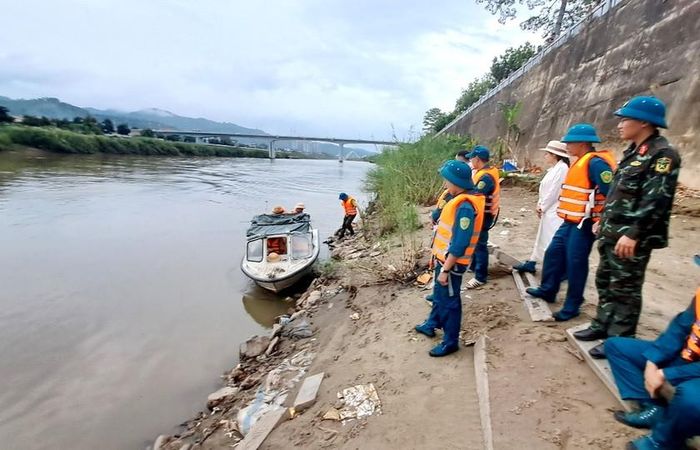 Lực lượng chức năng triển khai phương án tìm kiếm nạn nhân. Ảnh: Quốc Hồng